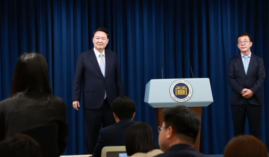 윤석열 대통령이 22일 서울 용산 대통령실 청사에서 홍철호 신임 대통령실 정무수석을 직접 소개하며 출입기자들의 질문을 받고 있다. 연합뉴스